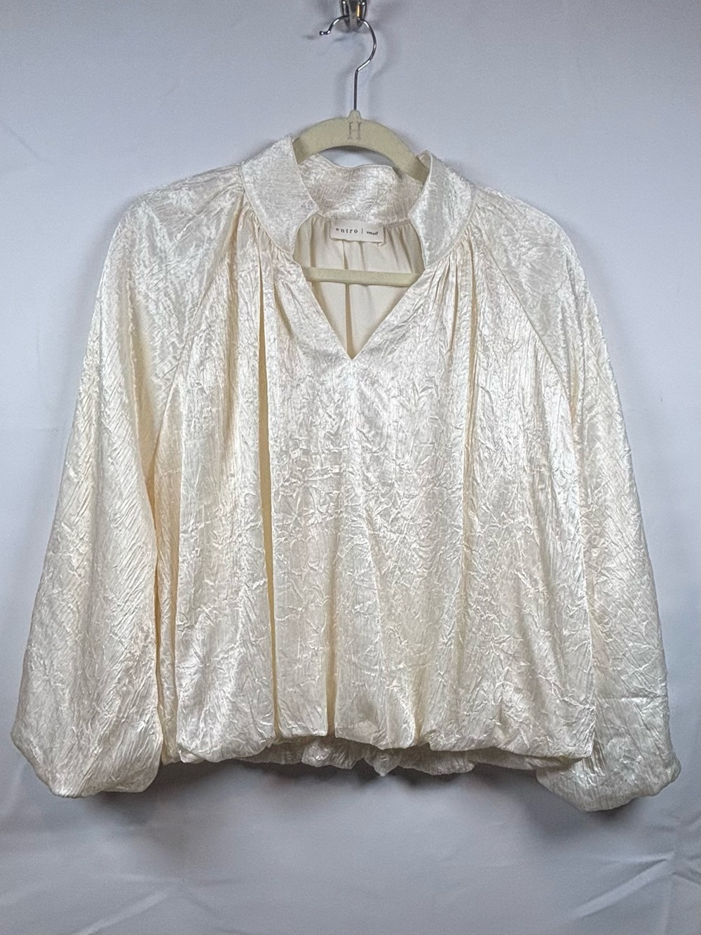 Entro Crushed 3/4 Sleeve Satin Blouson V-Neck Top in Cream